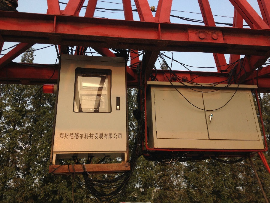 起重機械設備監(jiān)控系統(tǒng)現(xiàn)場安裝照片二