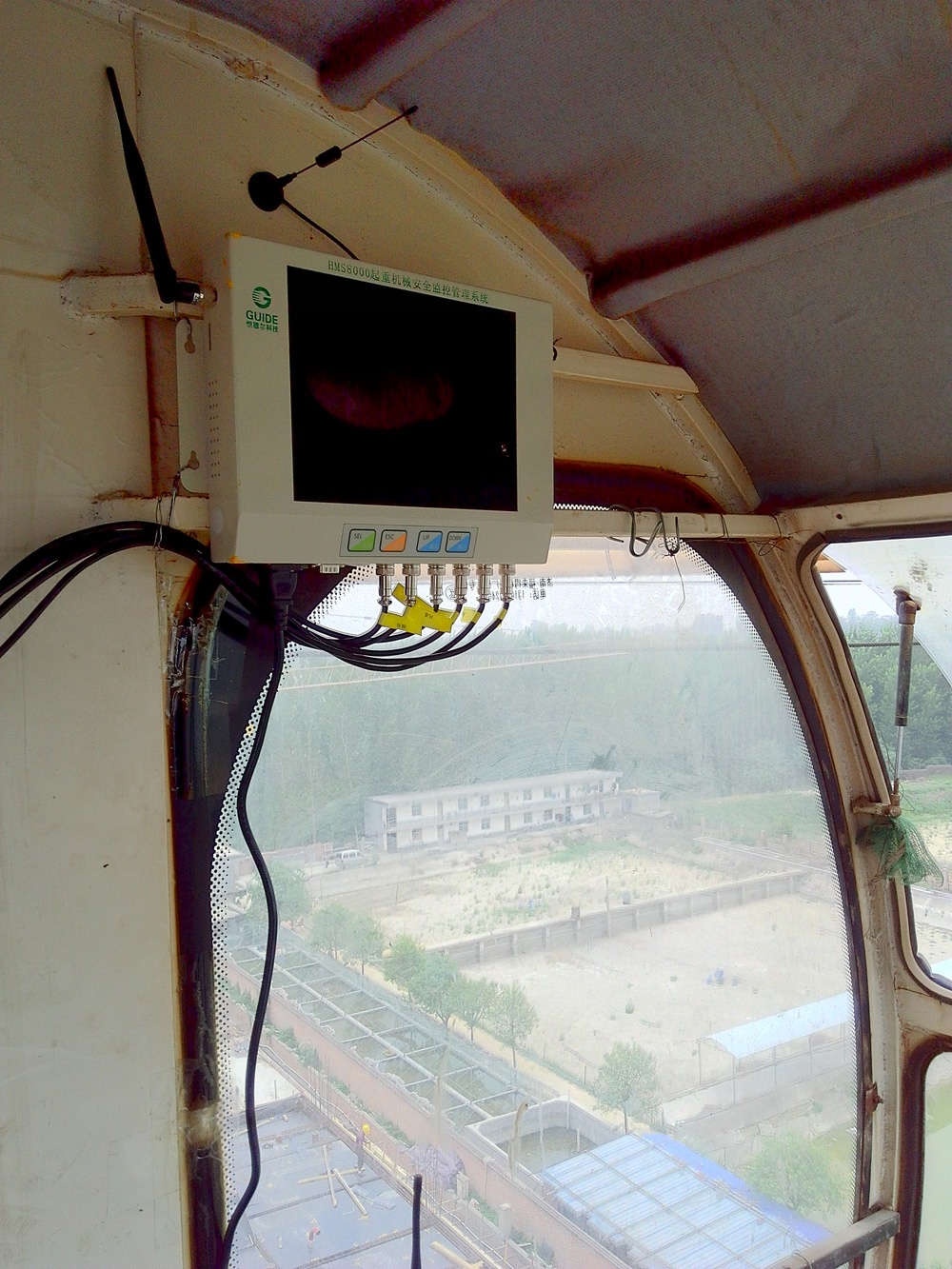 思念果嶺塔機(jī)安全監(jiān)控系統(tǒng)現(xiàn)場(chǎng)安裝圖四