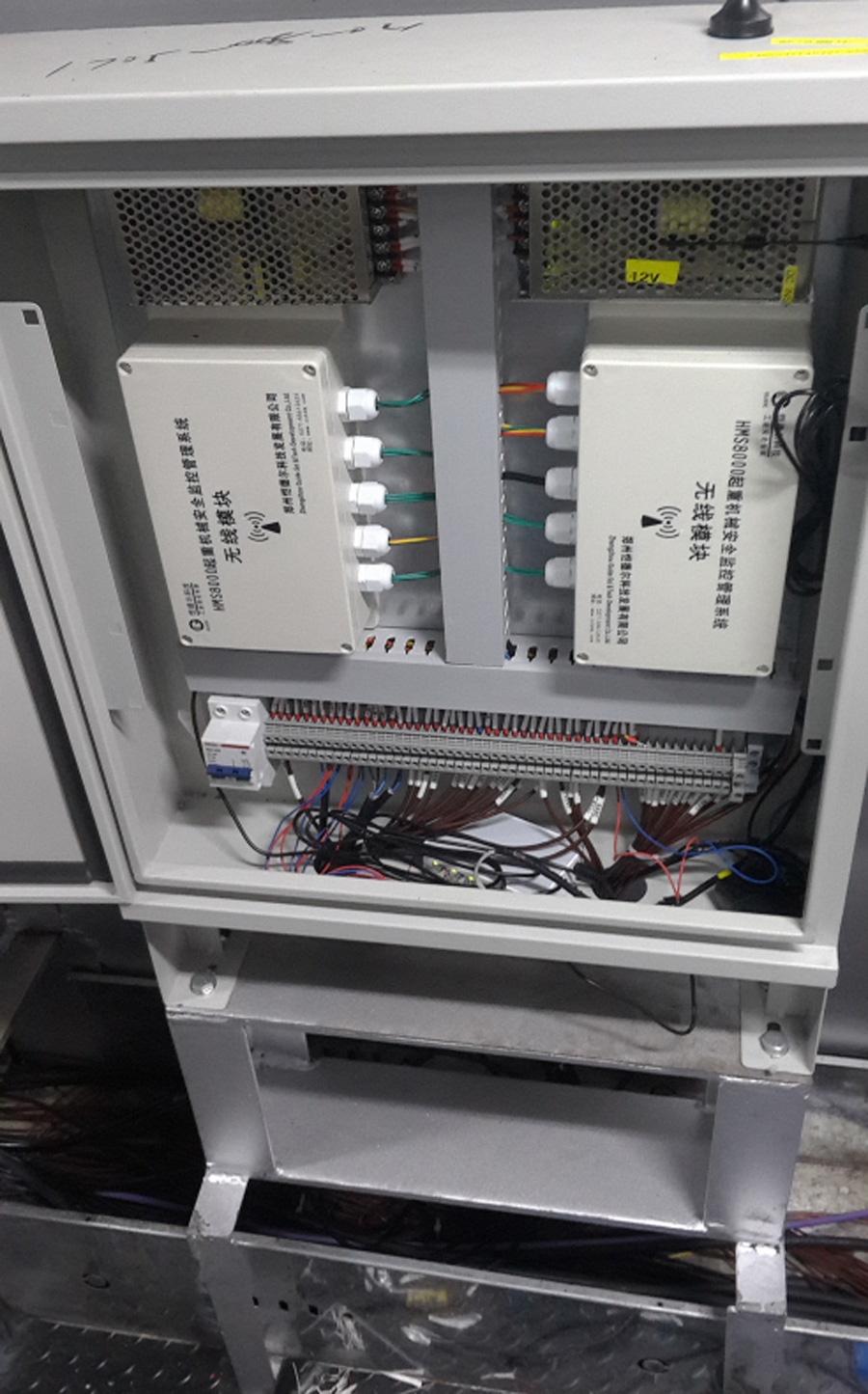 武漢順樂不銹鋼廠現(xiàn)場(chǎng)安裝橋式冶金吊安全監(jiān)控系統(tǒng)項(xiàng)目